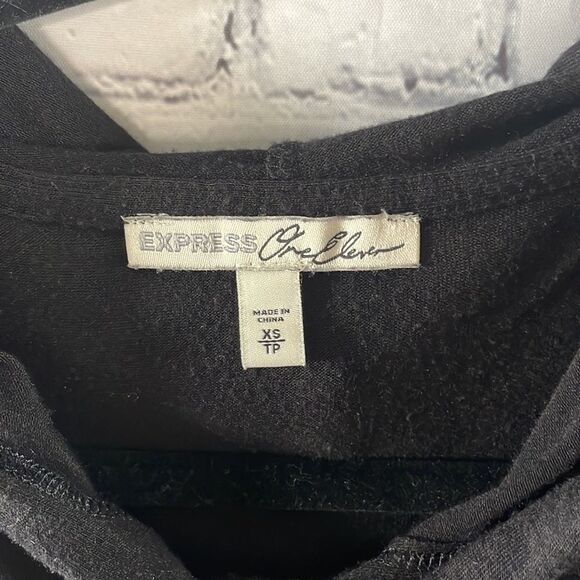 🖤👚 Express Black Hooded Crop Top - Size Extra Small - Picture 2 of 4